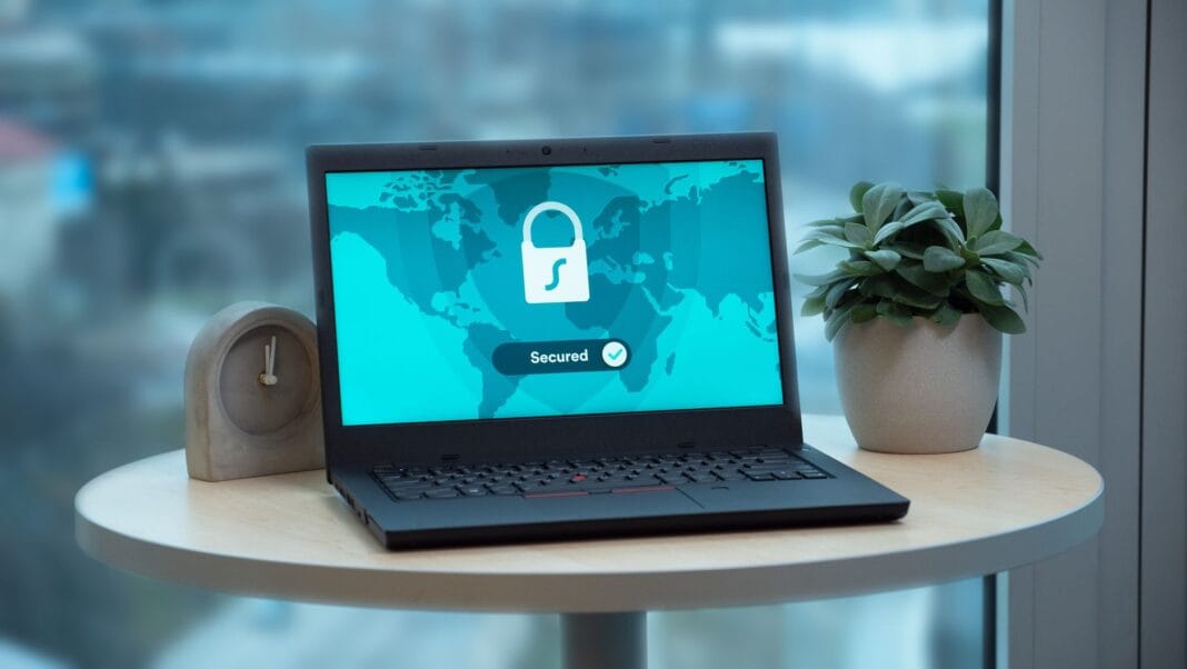 Laptop z ikoną kłódki na biurku, symbol bezpiecznego internetu w biurze Laptop z ikoną kłódki na biurku, symbol bezpiecznego internetu w biurze